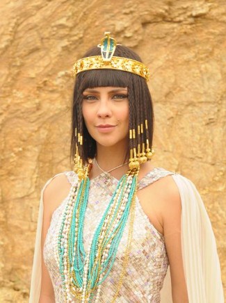 Como se llama la actriz que hace de Nefertari en la novela Moises y los 10 mandamientos